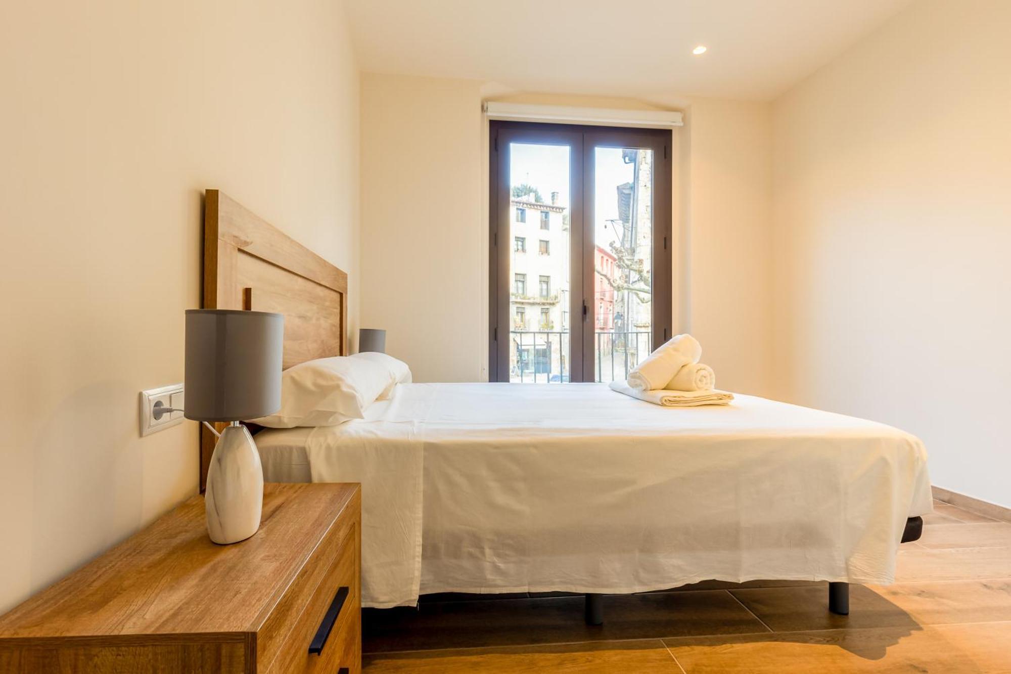 Besalú 11 Moderno apartamento con AC en la plaza Bagian luar foto