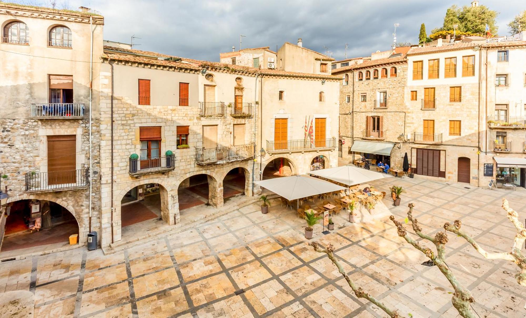 Besalú 11 Moderno apartamento con AC en la plaza Bagian luar foto