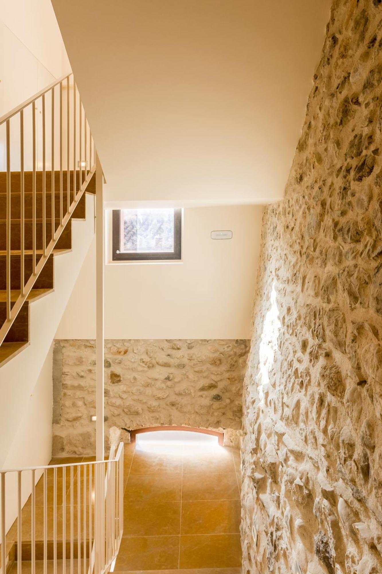 Besalú 11 Moderno apartamento con AC en la plaza Bagian luar foto