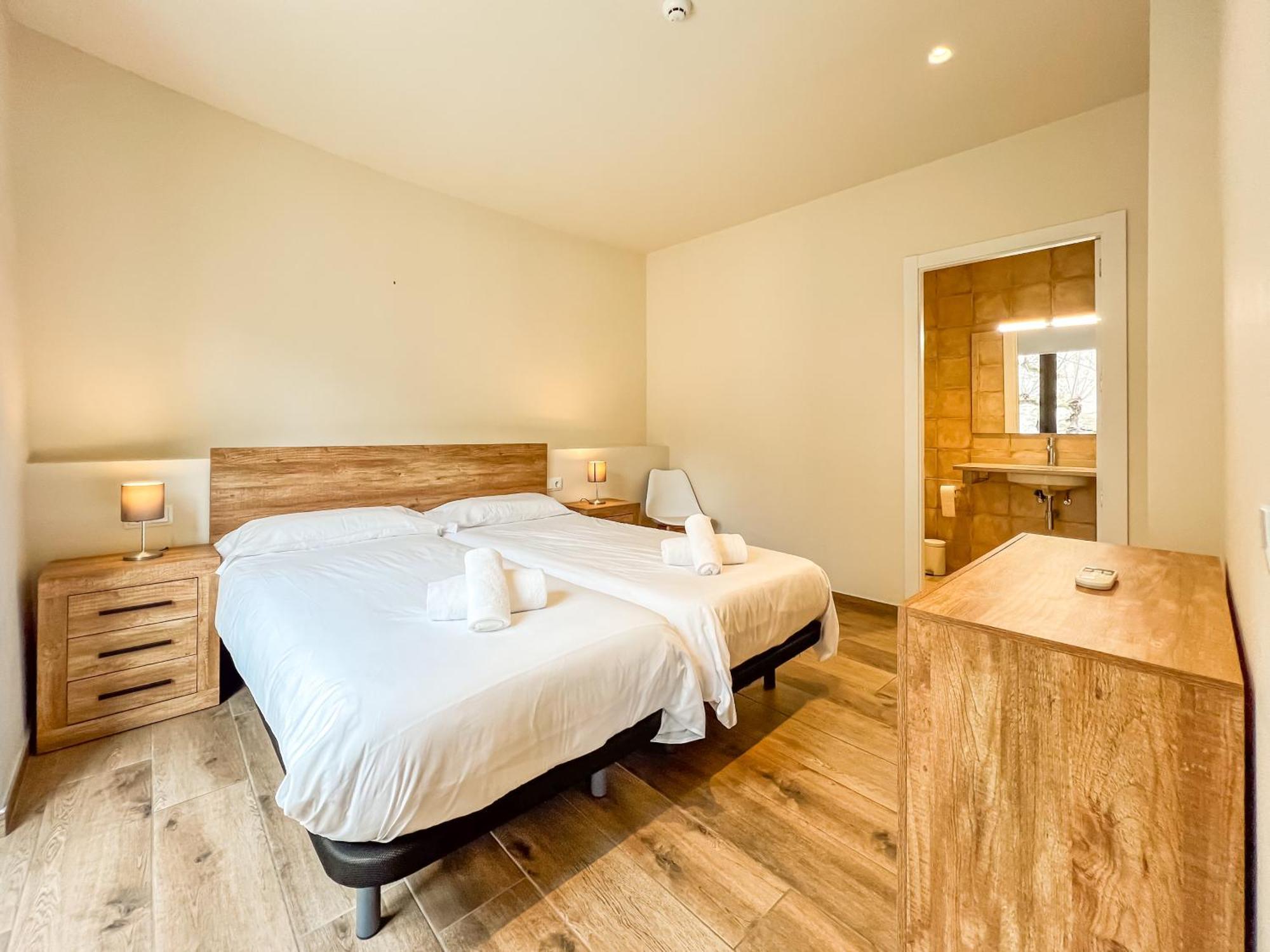 Besalú 11 Moderno apartamento con AC en la plaza Bagian luar foto