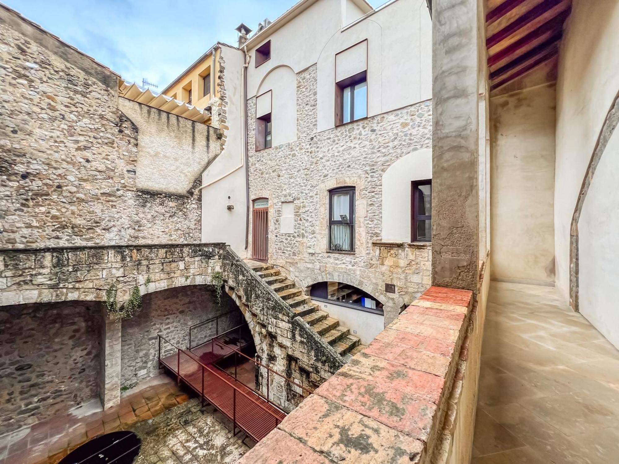 Besalú 11 Moderno apartamento con AC en la plaza Bagian luar foto