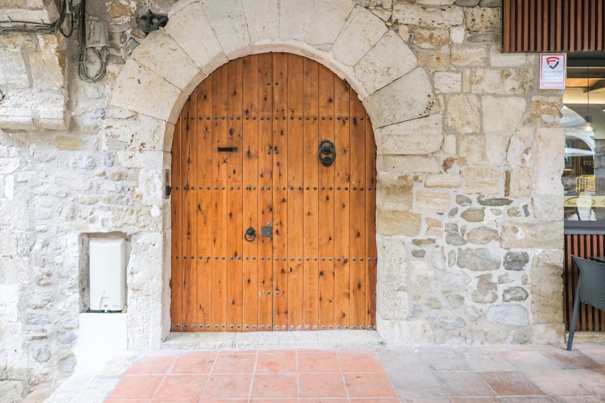Besalú 11 Moderno apartamento con AC en la plaza Bagian luar foto