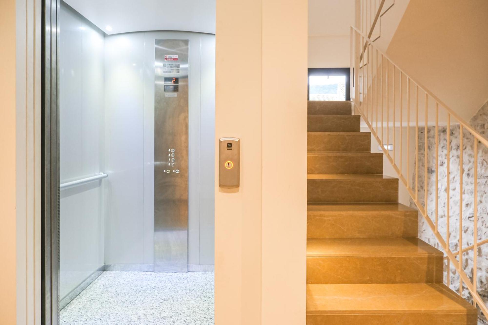 Besalú 11 Moderno apartamento con AC en la plaza Bagian luar foto