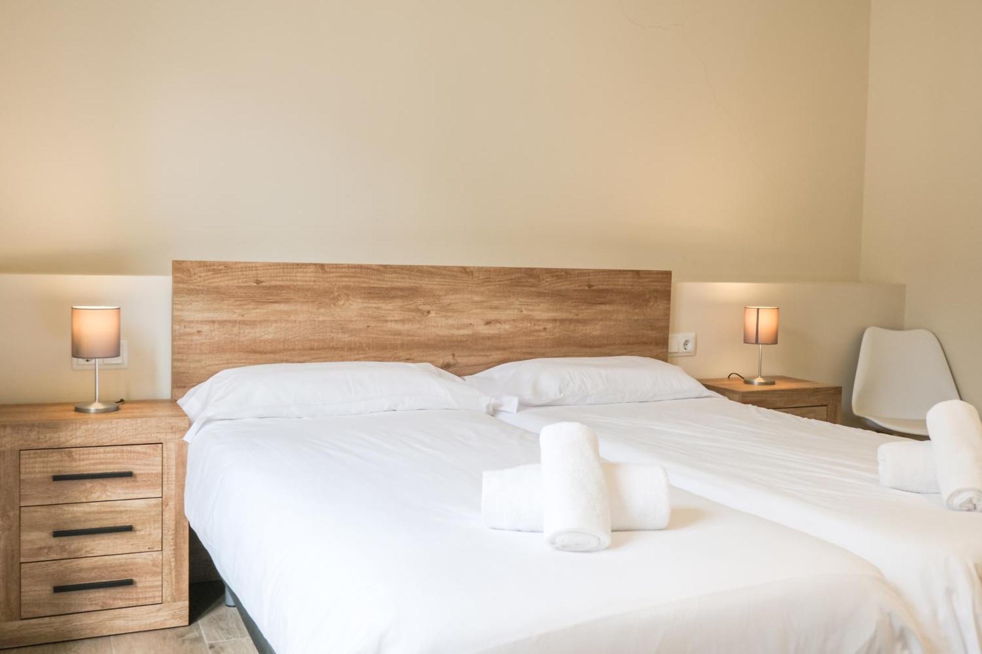 Besalú 11 Moderno apartamento con AC en la plaza Bagian luar foto