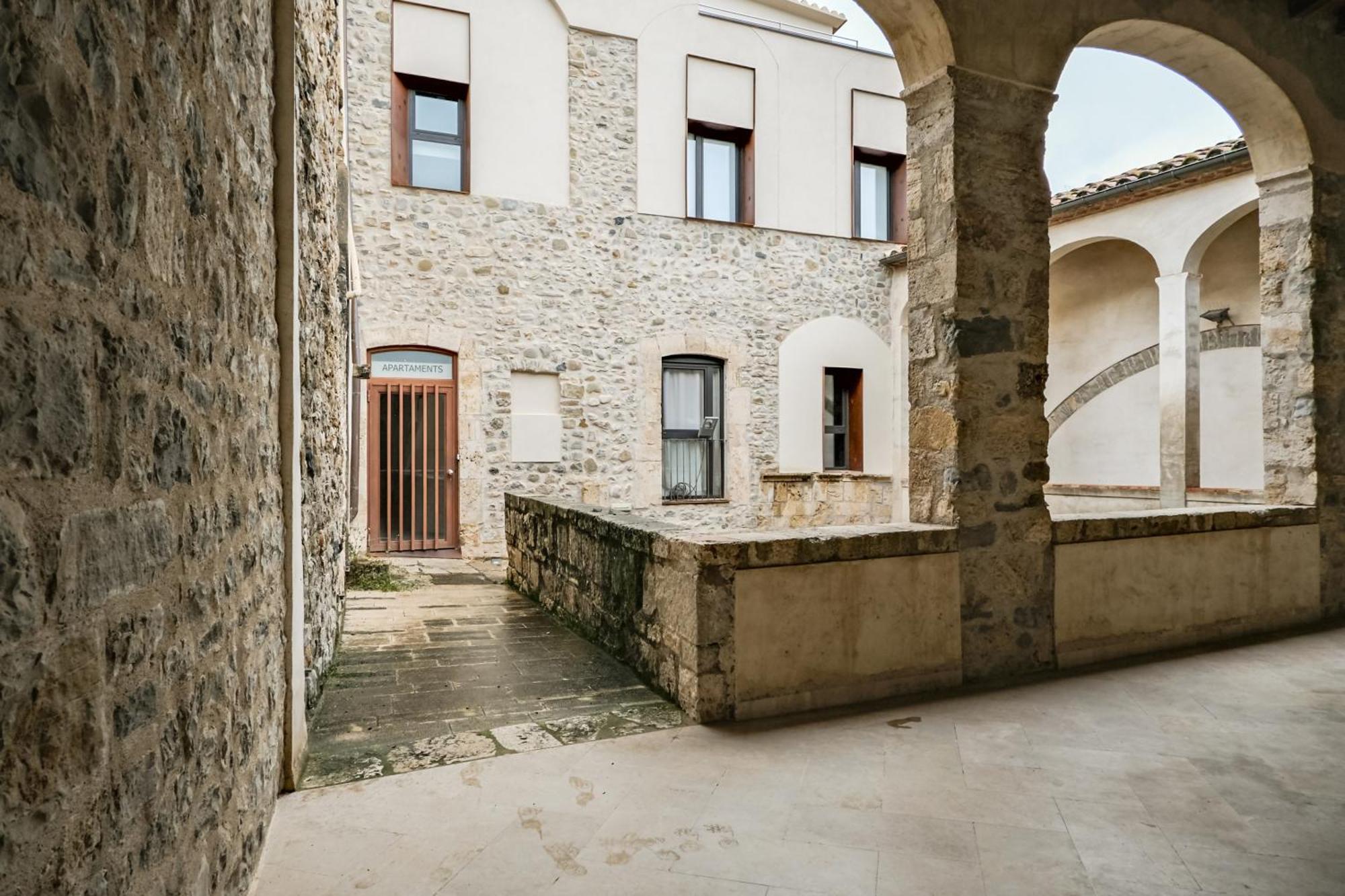 Besalú 11 Moderno apartamento con AC en la plaza Bagian luar foto