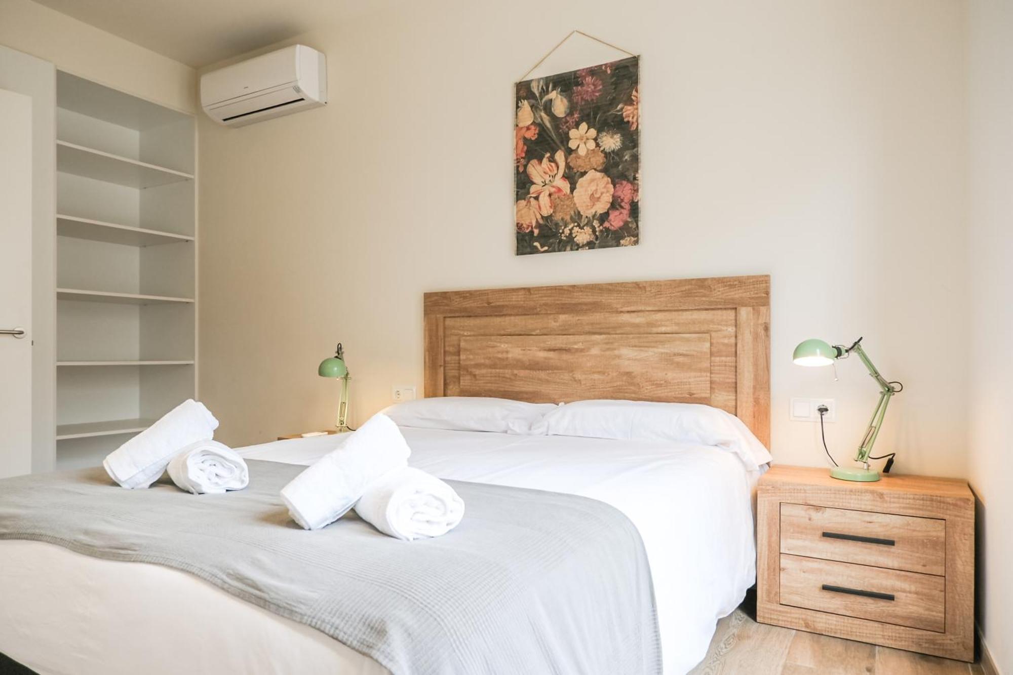 Besalú 11 Moderno apartamento con AC en la plaza Bagian luar foto